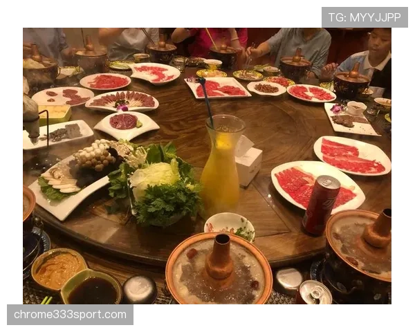 高亭宇训练完直接去吃火锅，教练在后面追着喊别蘸麻酱